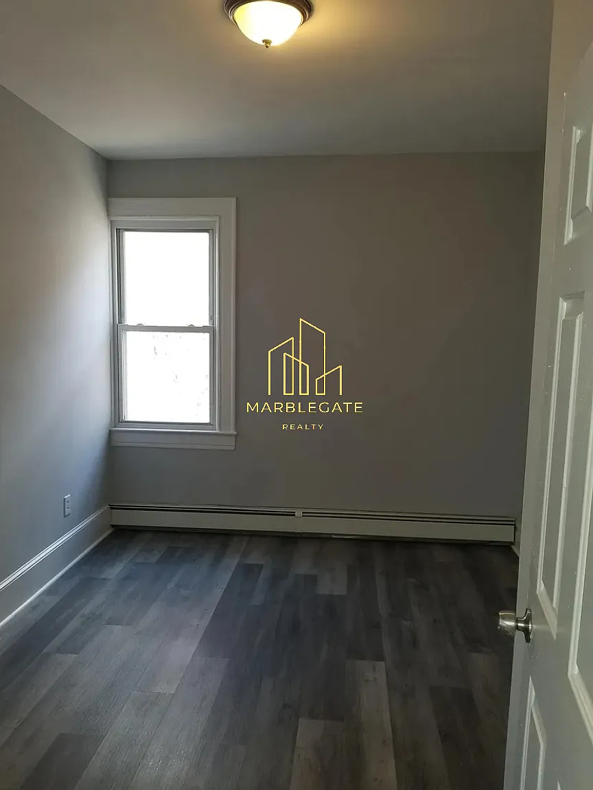3 bed, 1050 sqft, $1,900 — Photo 3
