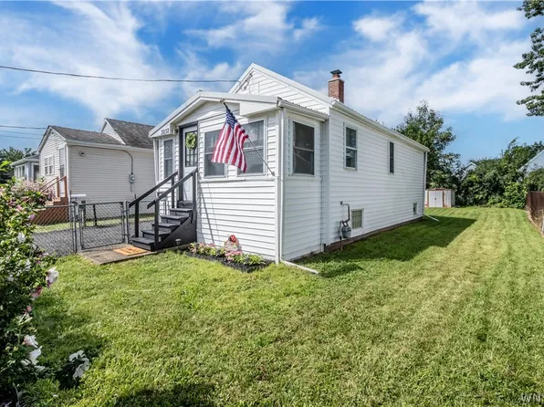 3032 Petroleum St, Niagara Falls, NY 14305