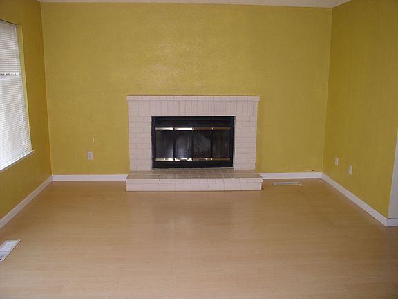 Large family room w/fireplace