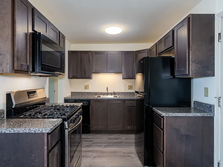 The Oaks Apartments — Photo 30