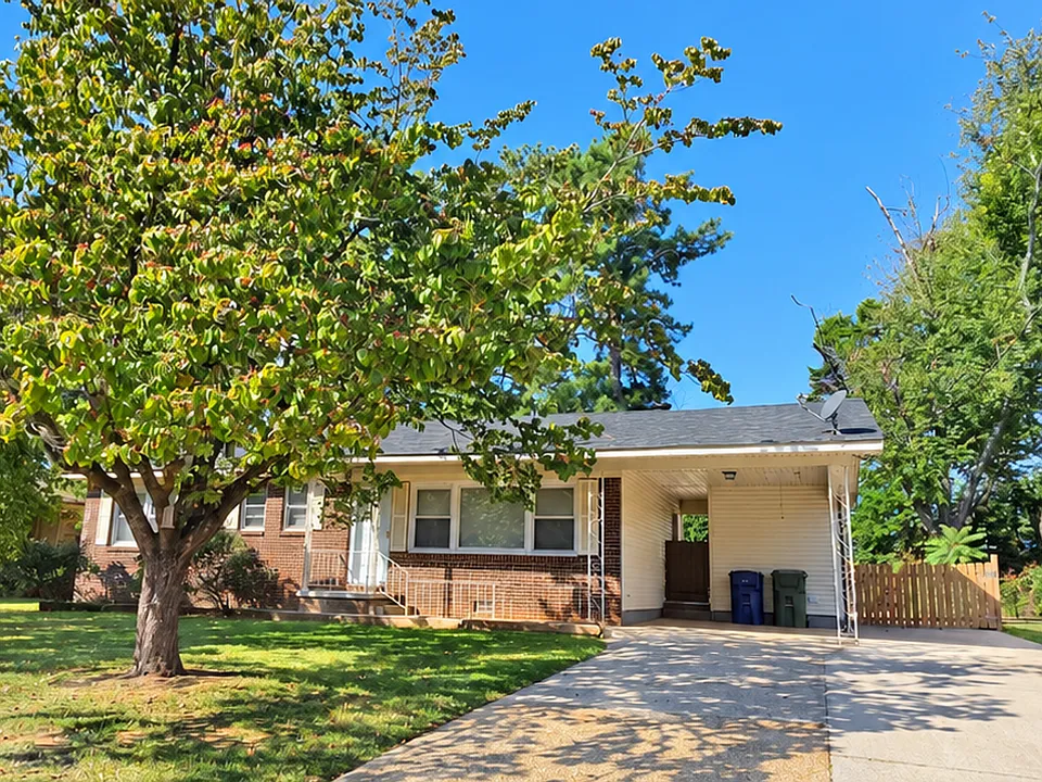 613 Austin Dr NW
