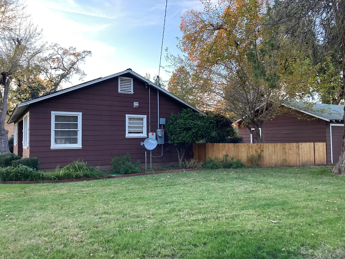 Side Yard - 268 Wilshire Dr