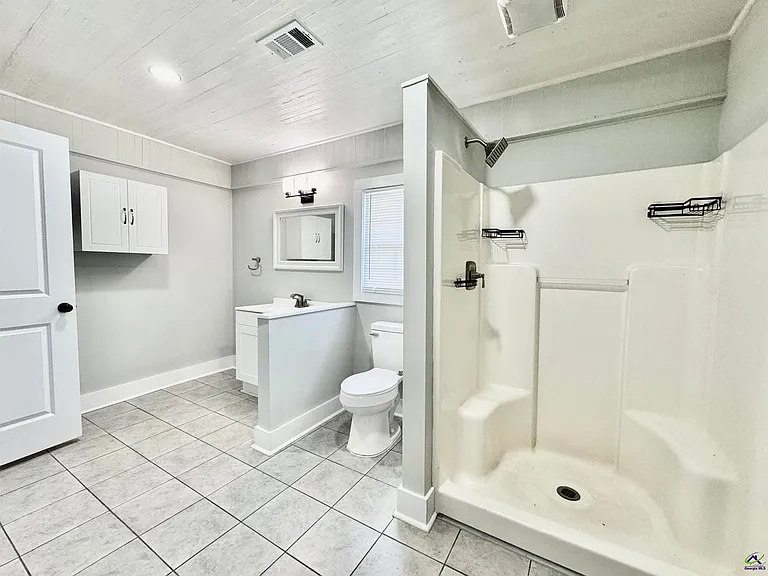 800 Ball St — Photo 15