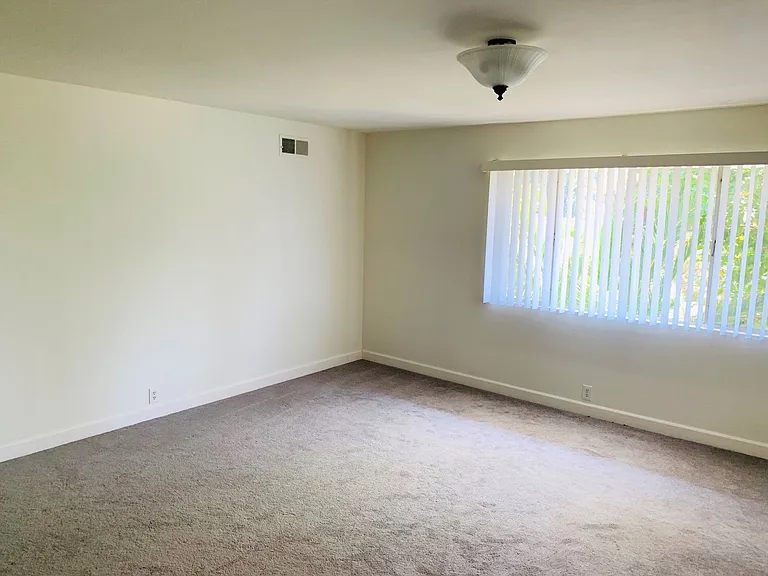 1021 Grove — Photo 14