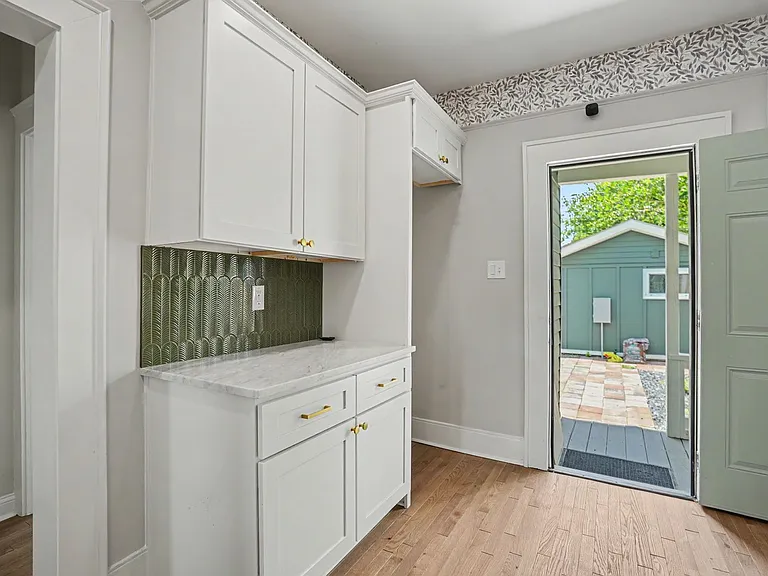 705 E 32nd St — Photo 31