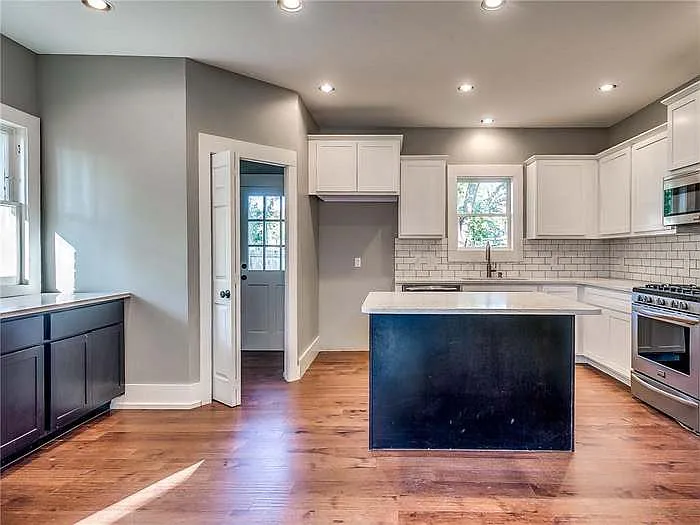 2213 N Shartel Ave — Photo 12