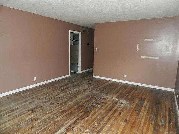 5th image of 2241 Mayfair Dr