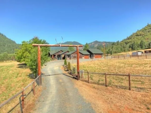 2575 E Evans Cres, Rogue River, OR 97537