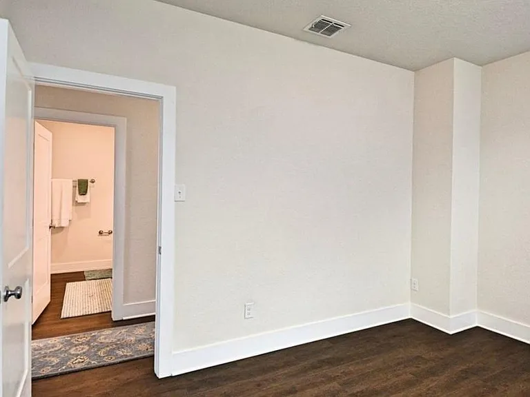 215 Sapphire — Photo 25