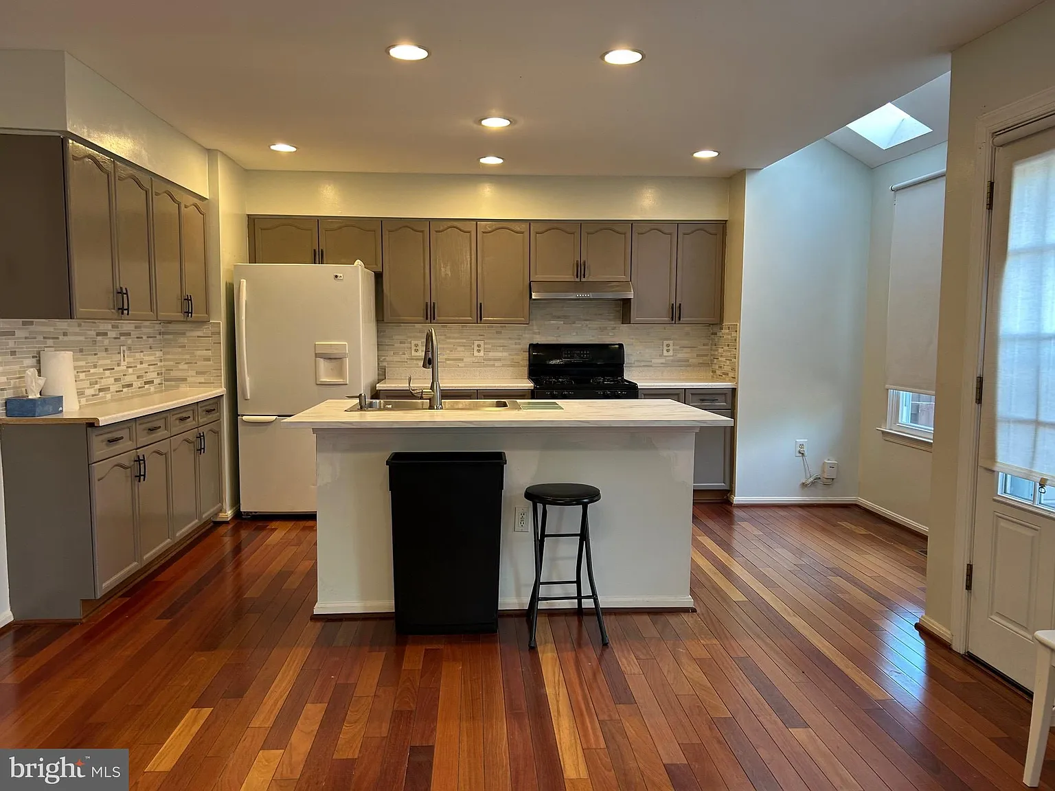 3 bed, 3.5 bath, 2382 sqft, $2,900 — Photo 3