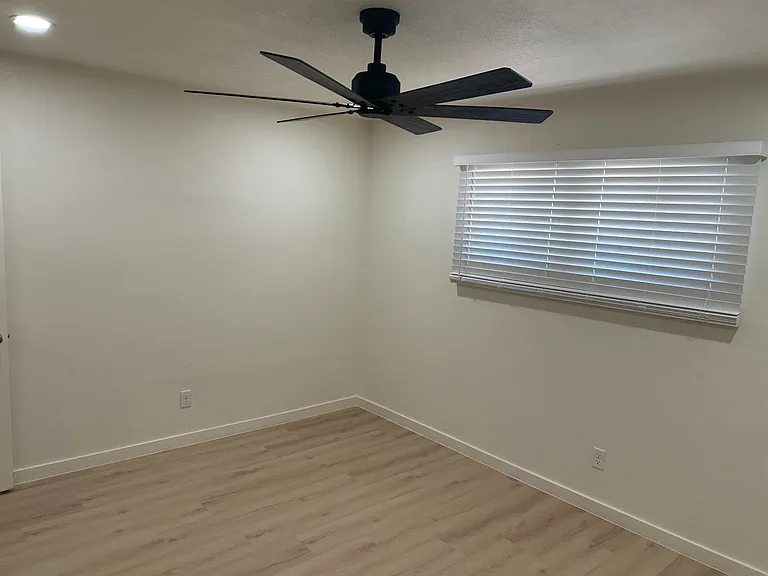 2405 E Dortha Ave — Photo 34
