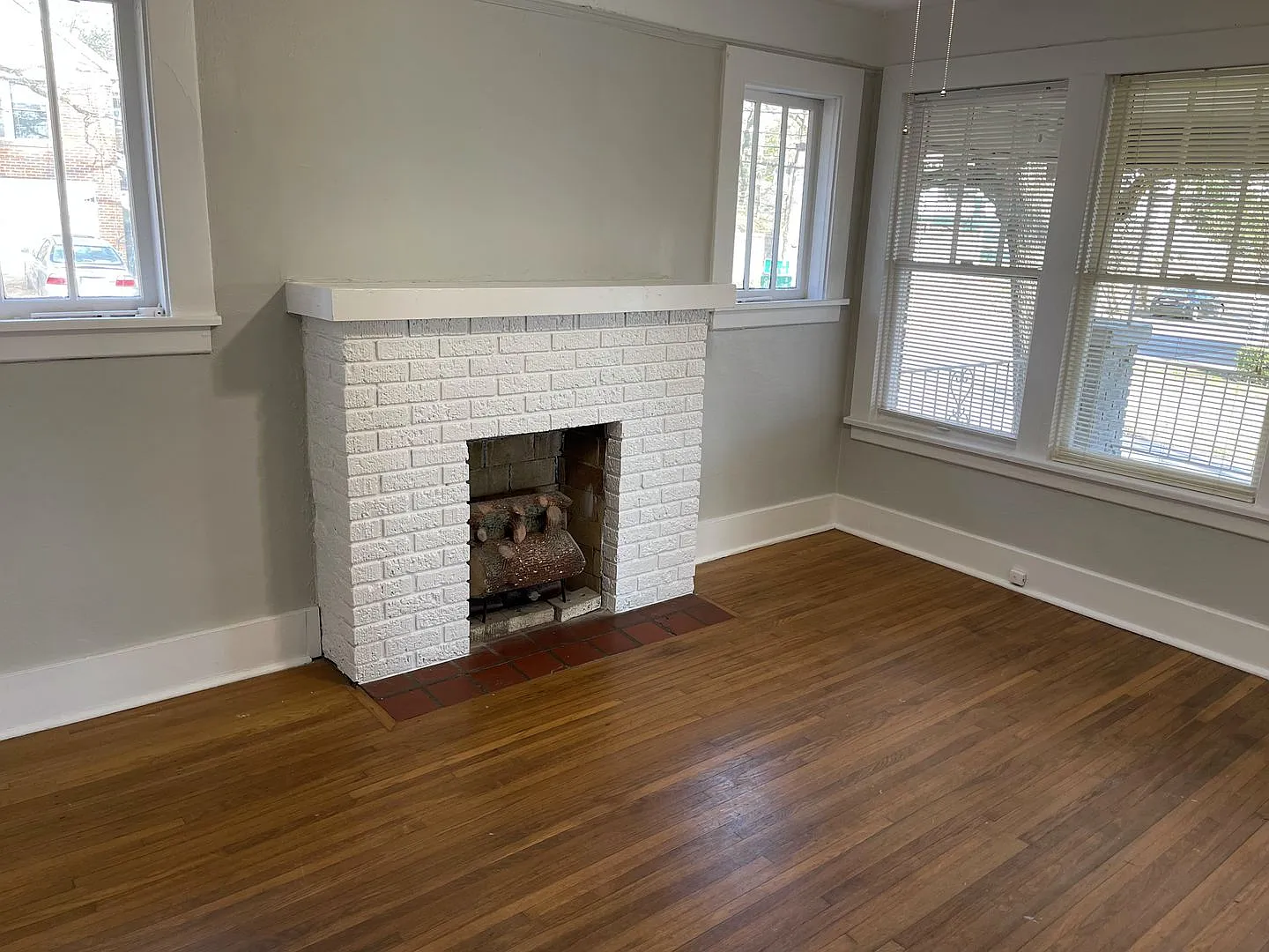 Adorable Hillcrest Bungalow with 3 bedrooms and 2 bathrooms. — Photo 3