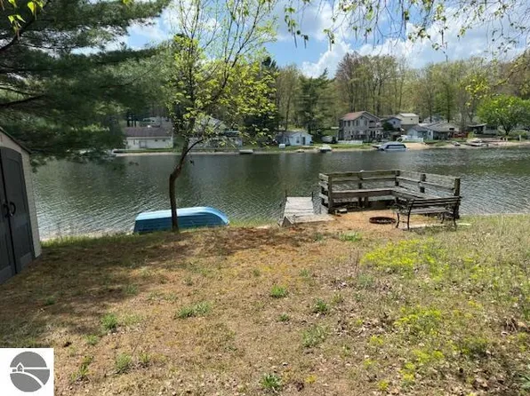 951 Lake Dr, Harrison, MI 48625