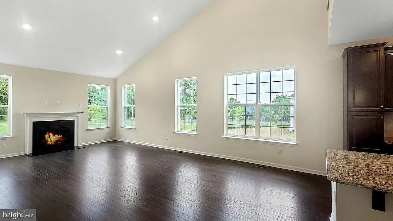 431 Lee Pl — Photo 2