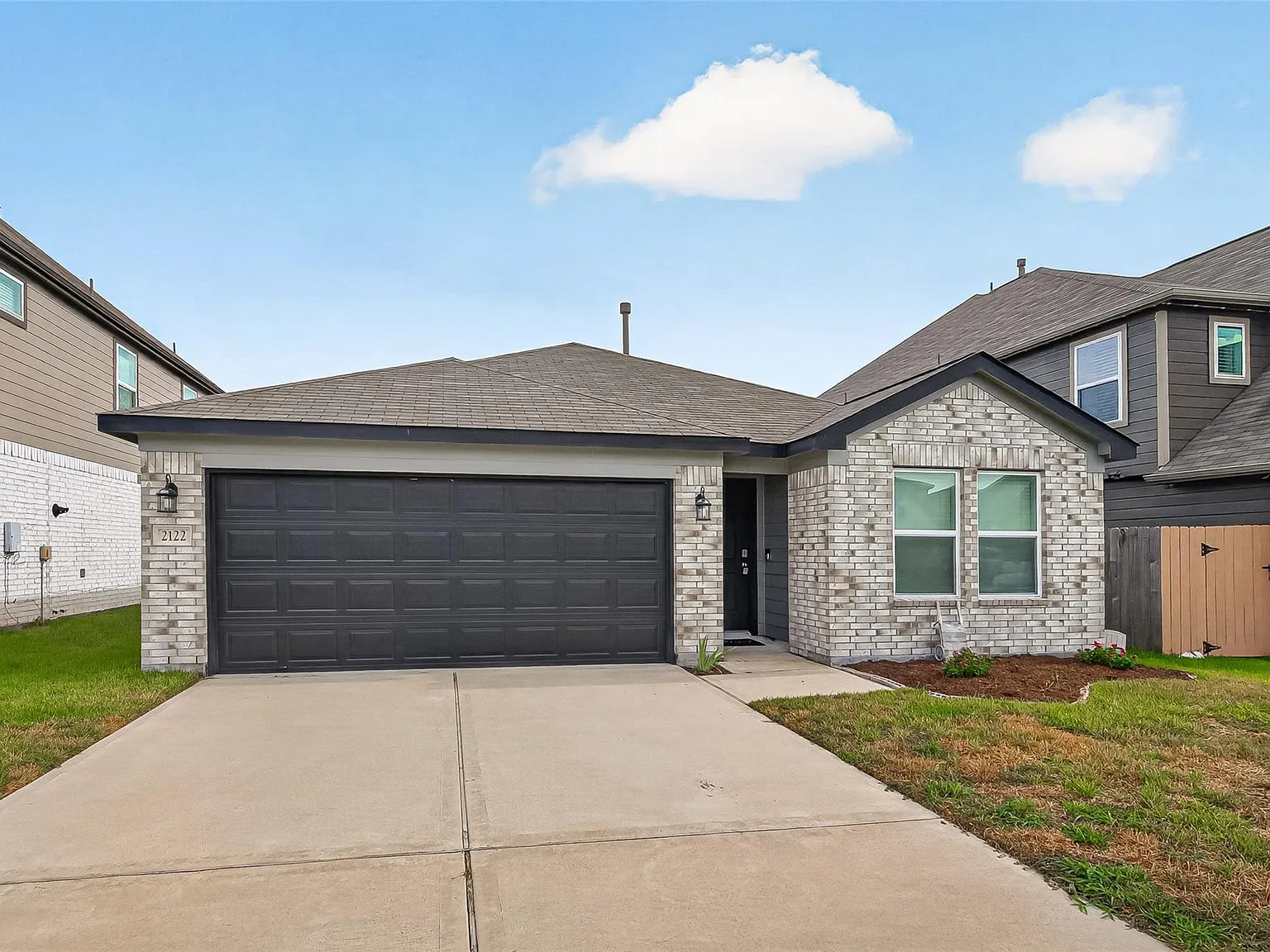 3 bed, 2.0 bath, 1394 sqft, $2,100 — Photo 2