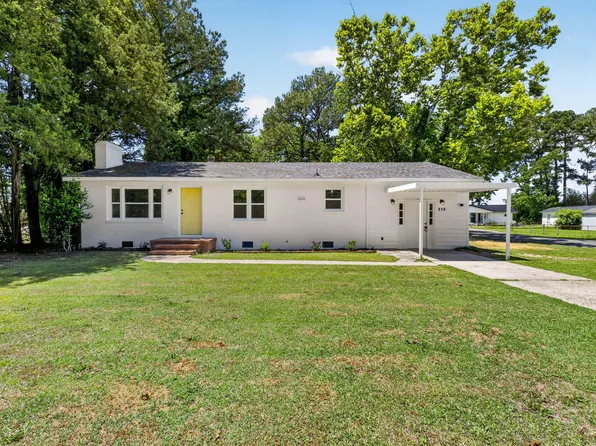 210 E Crestview Dr, Smithfield, NC 27577