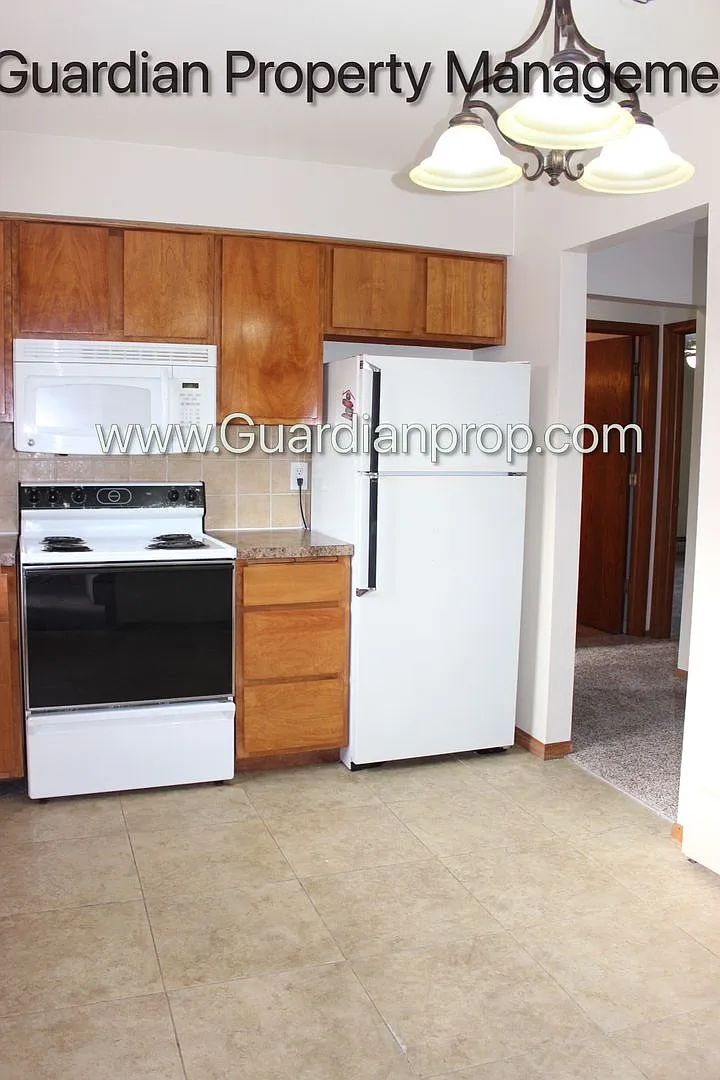 Main Level Apartment Pet Free Apartment, 1 Garage Space & 1 Surface Space, Pet Free Building — Photo 4