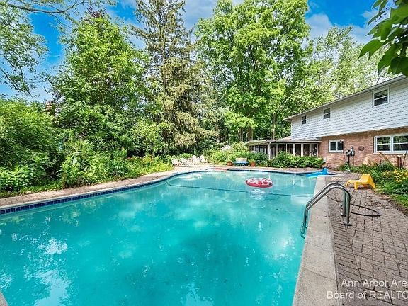 5th image of 738 University Ct