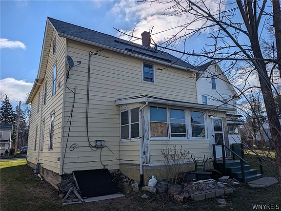 5th image of 627 Deer St