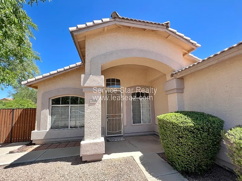 4 bed, 2.0 bath, 1867 sqft, $2,550 — Photo 2