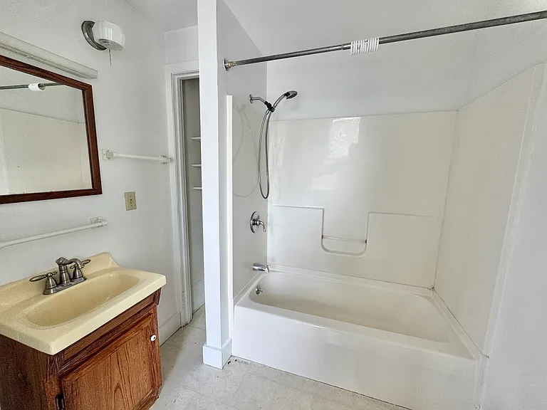 90 Franklin St #4 — Photo 8