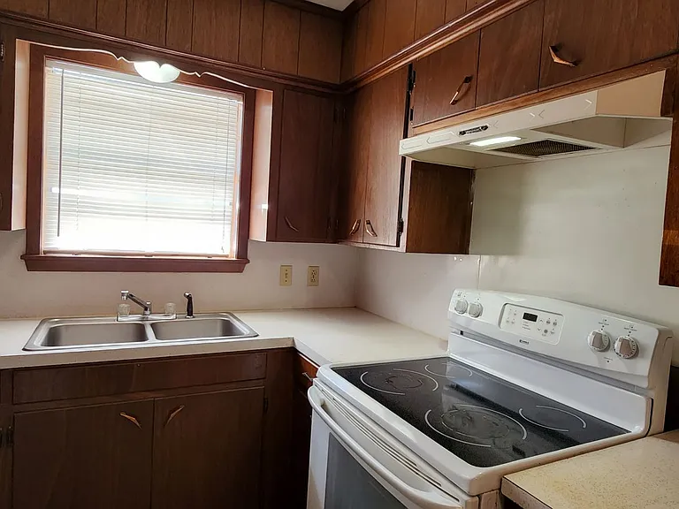 900 Hackberry St — Photo 2