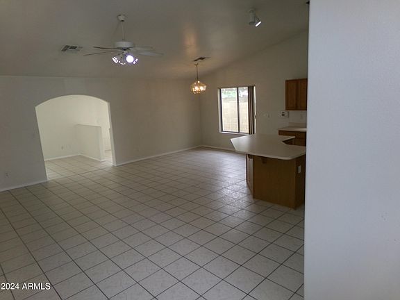 5th image of 2809 E PONTIAC Drive