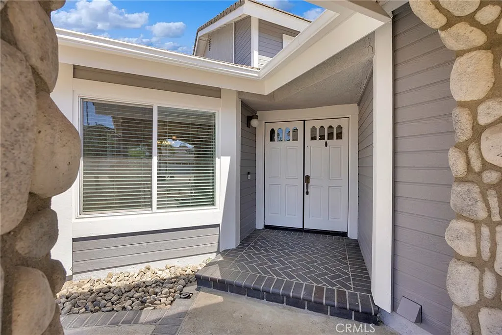 4 bed, 2400 sqft, $6,500 — Photo 3