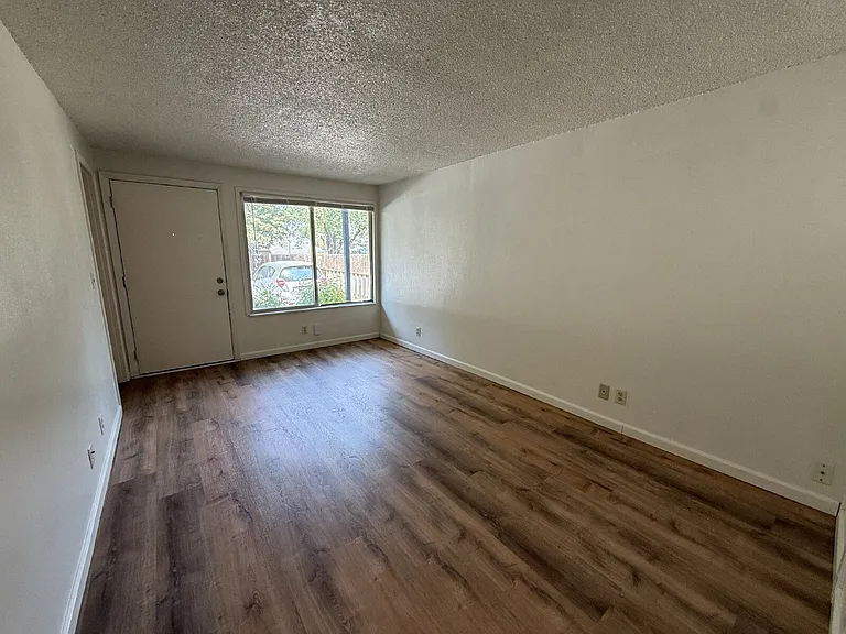 851 W 5th Ave #5 — Photo 3