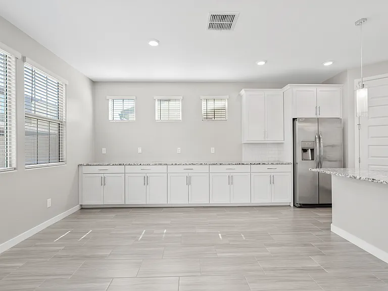 1154 E Thompson Way — Photo 7