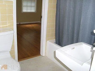Jack and Jill bathroom with shower/tub