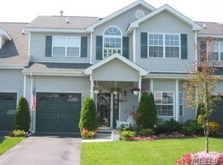 104 Willow Wood Dr, Oakdale, NY 11769