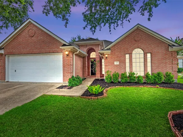 210 Leisure Dr, Stafford, TX 77477