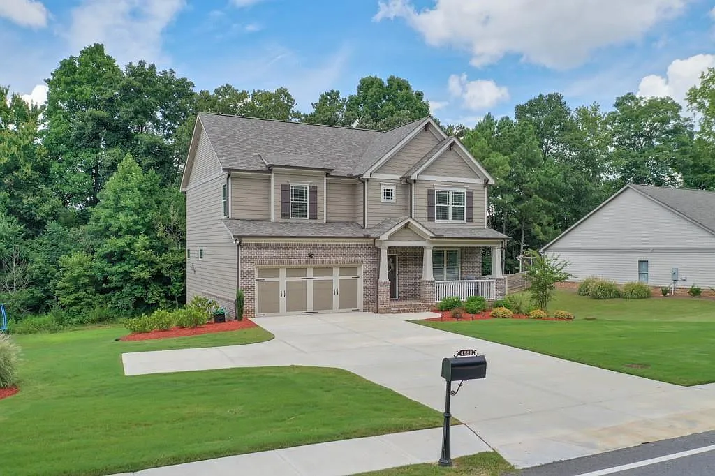4 bed, 2.5 bath, 2433 sqft, $2,800 — Photo 2