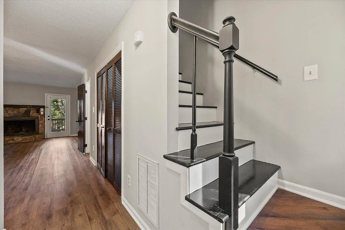 2 bed, 1.5 bath, 1108 sqft, $2,000 — Photo 2