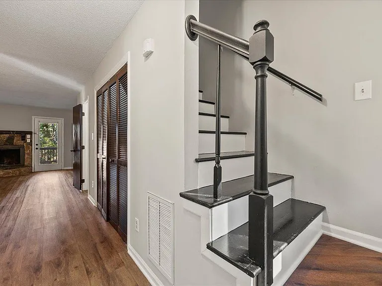 5508 Kaplan Dr — Photo 2