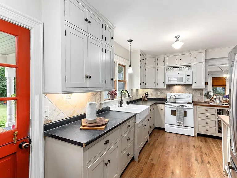 173 Center St — Photo 9