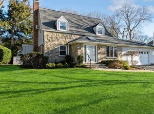 86 Magnolia Ln, Roslyn Heights, NY 11577