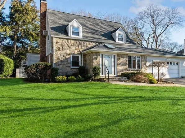86 Magnolia Lane, East Hills, NY 11577