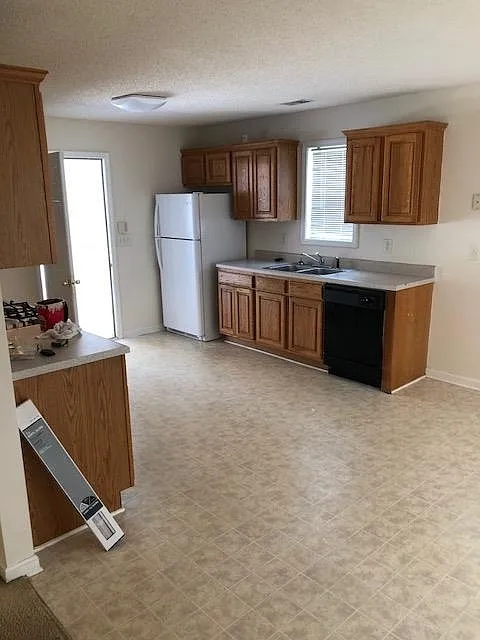 3 bed, 2.0 bath, 1231 sqft, $1,650 — Photo 2