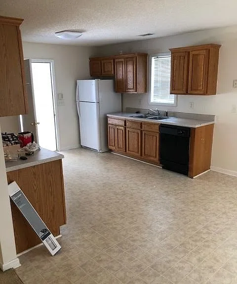 180 Waters Edge Dr — Photo 2