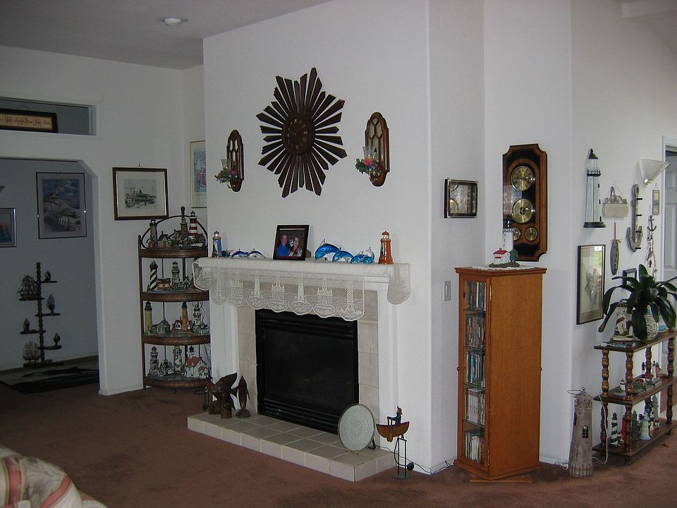 family room w/fireplace