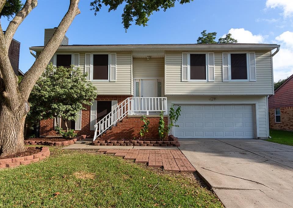 Traditional, split level house with great curb appeal