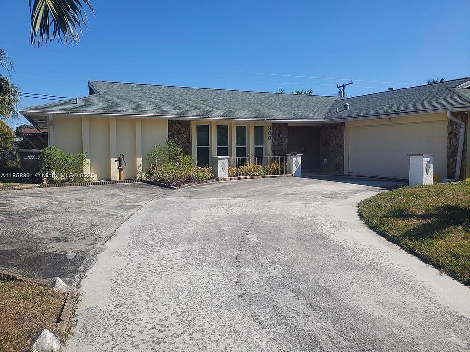 2nd image of 900 S Mangonia Cir