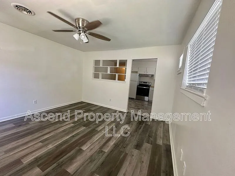 2 bed, 1.0 bath, 806 sqft, $1,000 — Photo 2