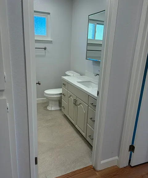 Upper level hall bathroom