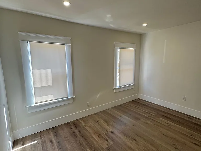 422 E Walnut — Photo 58