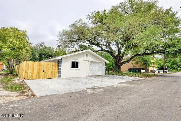 205 Watts St — Photo 14