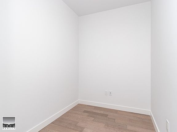 5th image of 3220 Connaught Cres