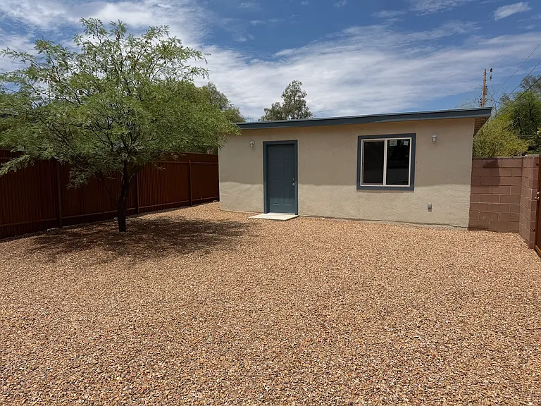2709 E Waverly St — Photo 3